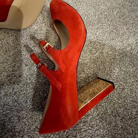 Nine West Suede Pumps with Gold Accent NWOT - size 9 - Picture 3 of 5